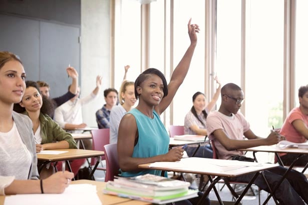 Personas levantando la mano
