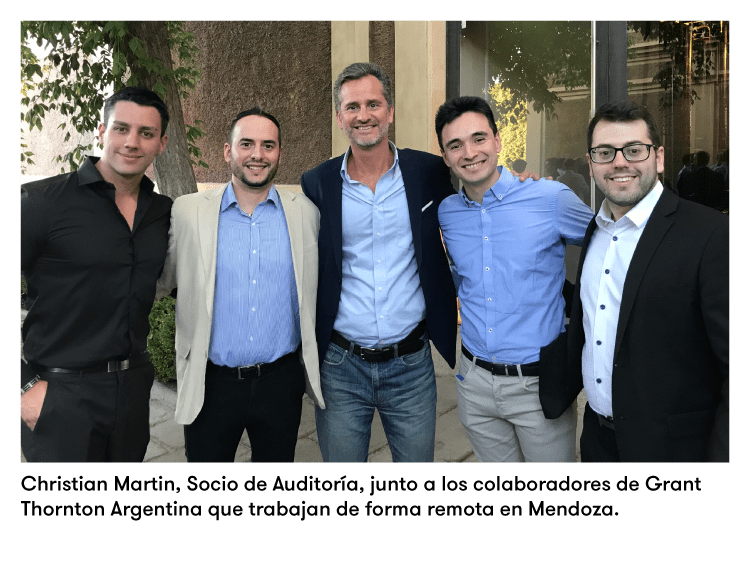 Christian Martin, socio de auditoría, junto a los colaboradores de Grant Thornton que trabajan en Mendoza
