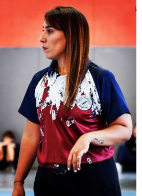 Foto de Camila Costa dirigiendo