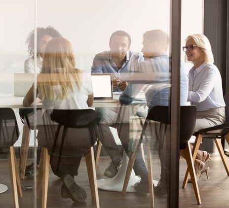 Sociabilizar con colegas, la mayor motivación para ir a la oficina