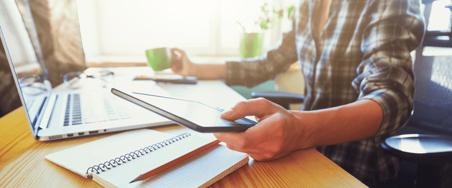 Hombre haciendo home office