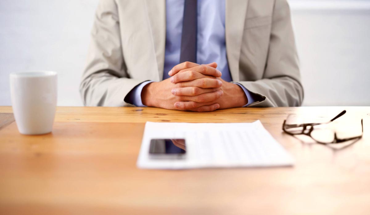 Manos sobre el escritorio