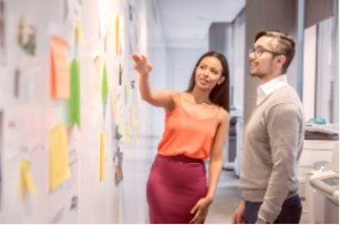 Personas conversando