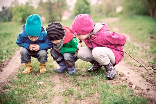 Niños mirando la tierra