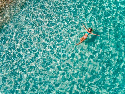 Mujer flotando en piscina