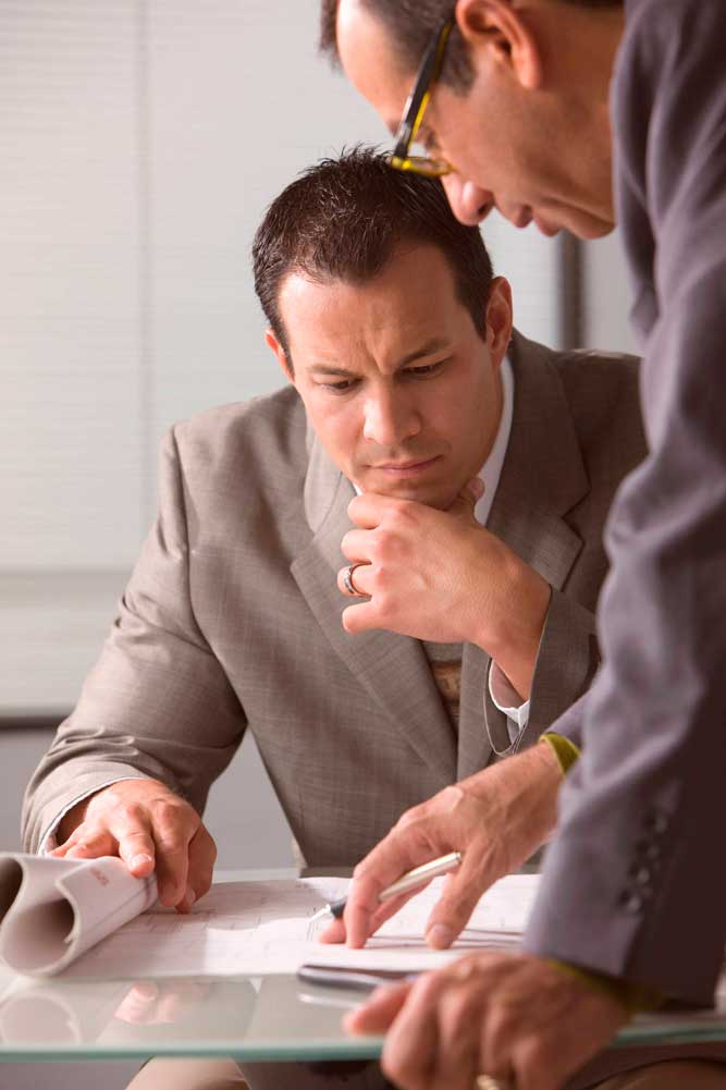 Hombres mirando planos