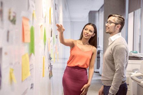 Mujer y hombre en la oficina