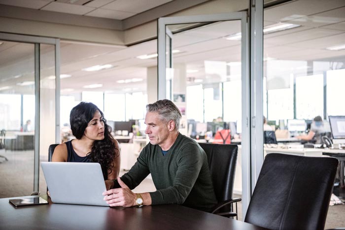 Hombre y mujer en reunión