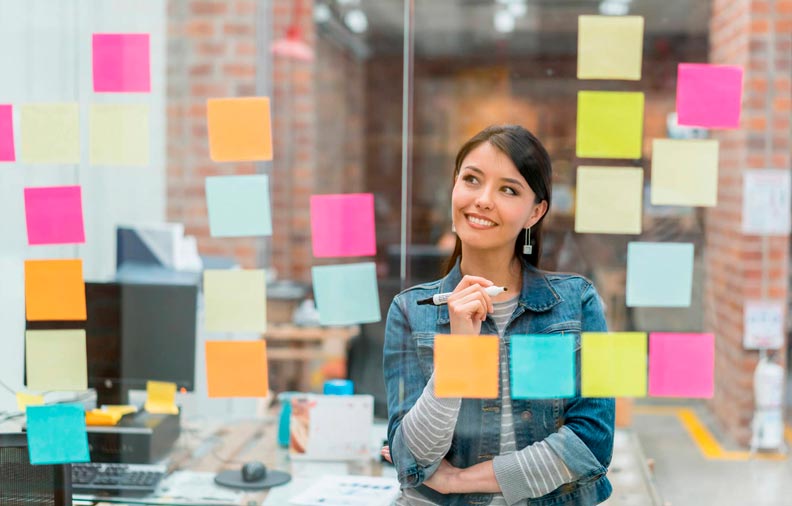 Mujer con pizarra y post-its