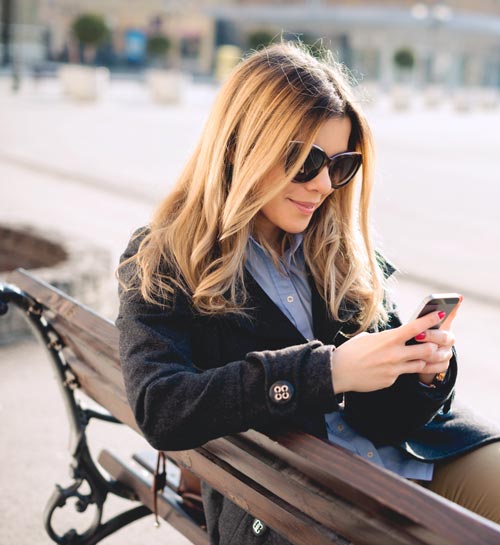 Mujer mirando su teléfono